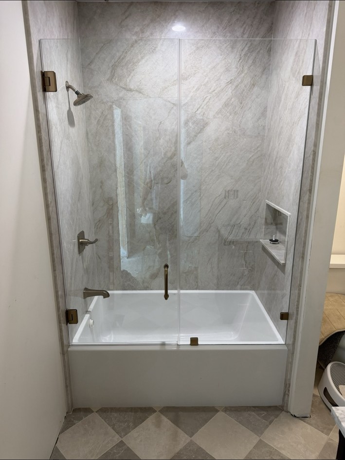 Tiled tub surround with glass doors